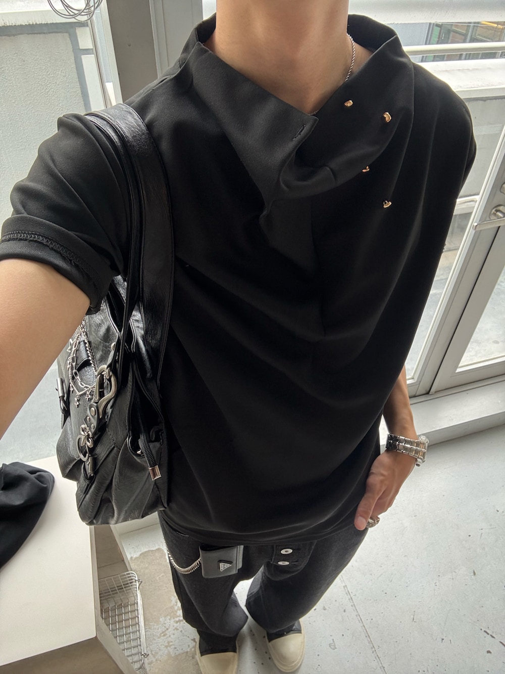 ブラック系のTシャツ/カットソー、ブラック系のデニムパンツ、ブラック系のスニーカーを着用したメンズの夏コーディネートの5枚目の写真