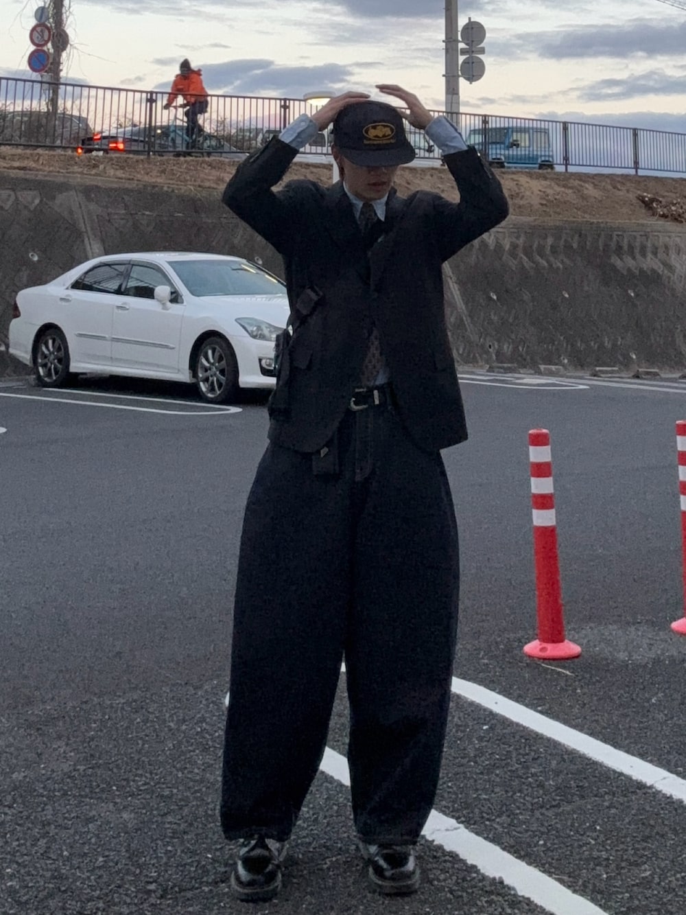 ブルー系のテーラードジャケット、ブルー系のデニムパンツ、ブラック系のブーツを着用したメンズの冬コーディネートの5枚目の写真