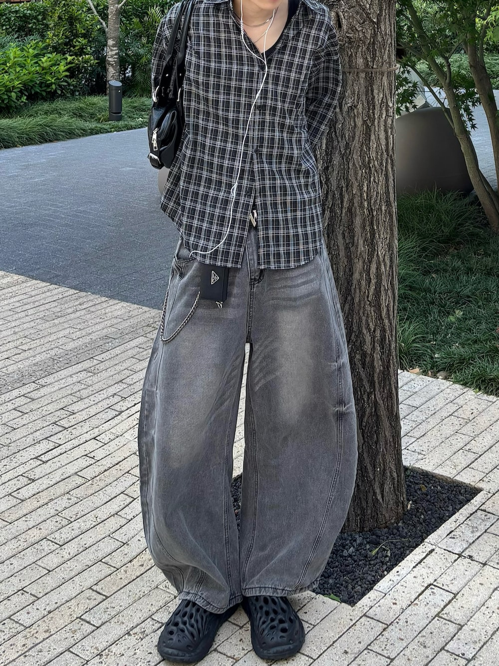 ブラック系のシャツ/ブラウス、グレー系のデニムパンツ、ブラック系のサンダルを着用したメンズの春コーディネートの3枚目の写真