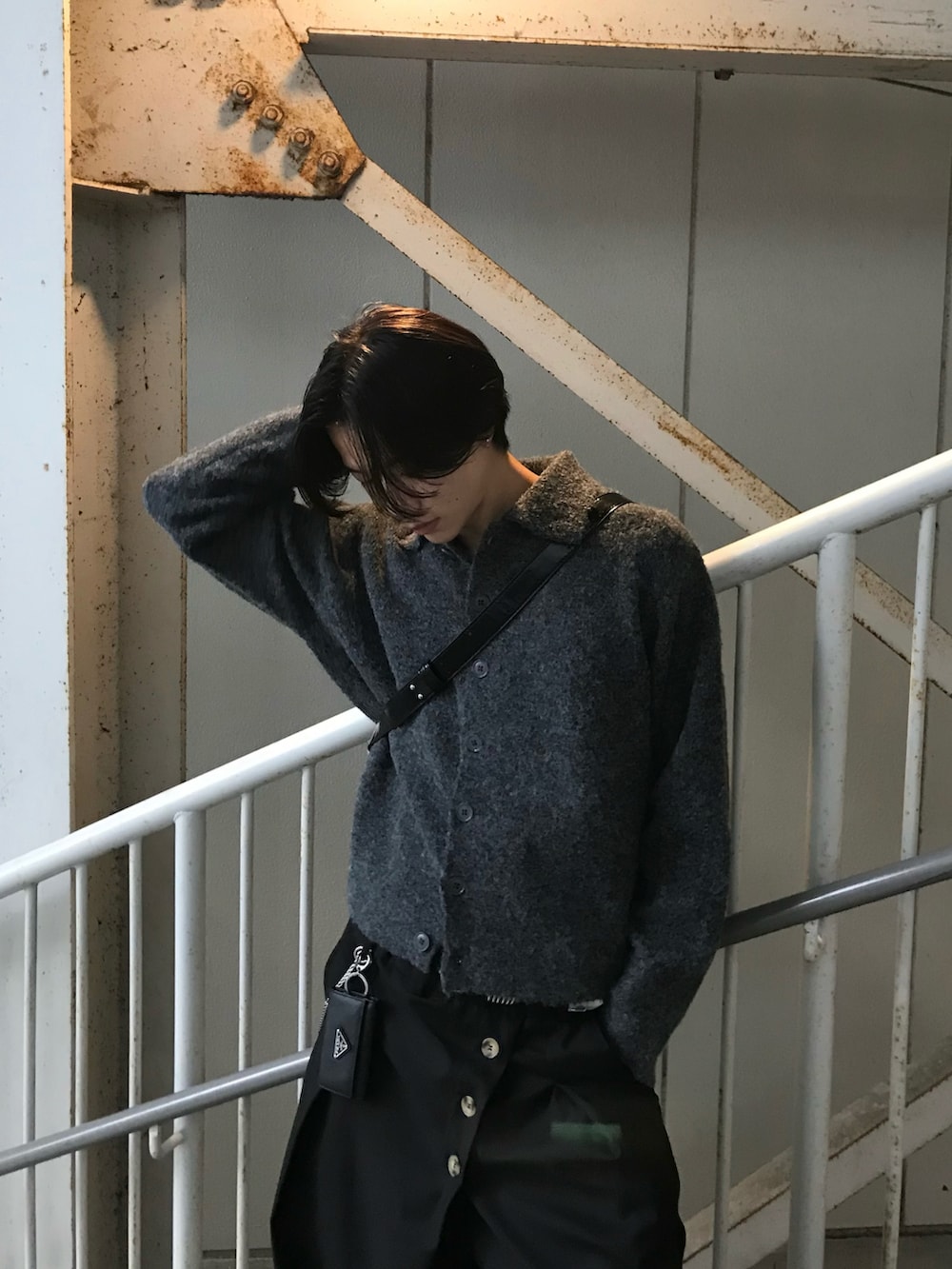 グレー系のカーディガン/ボレロ、ブラック系のスラックス、ブラック系のドレスシューズを着用したメンズの秋コーディネートの4枚目の写真