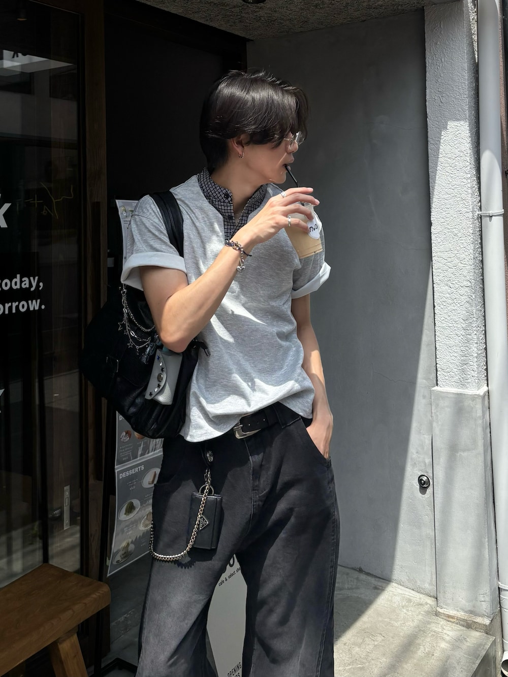 グレー系のTシャツ/カットソー、ブラック系のデニムパンツ、ブラック系のスニーカーを着用したメンズの夏コーディネートの3枚目の写真