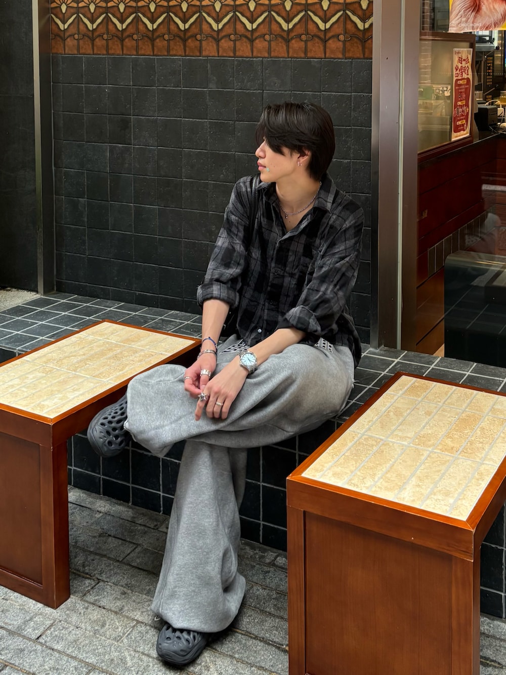 ブラック系のシャツ/ブラウス、グレー系のスウェットパンツ、ブラック系のサンダルを着用したメンズの春コーディネートの4枚目の写真