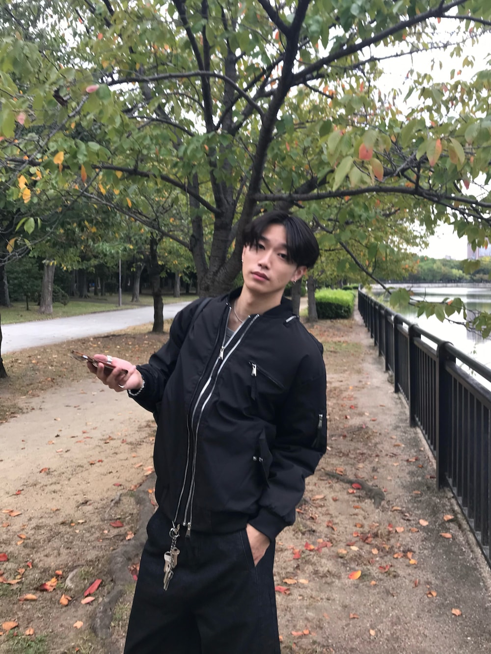 その他のTシャツ/カットソー、ブラック系のMA-1、ブラック系のデニムパンツを着用したメンズの秋コーディネートの4枚目の写真