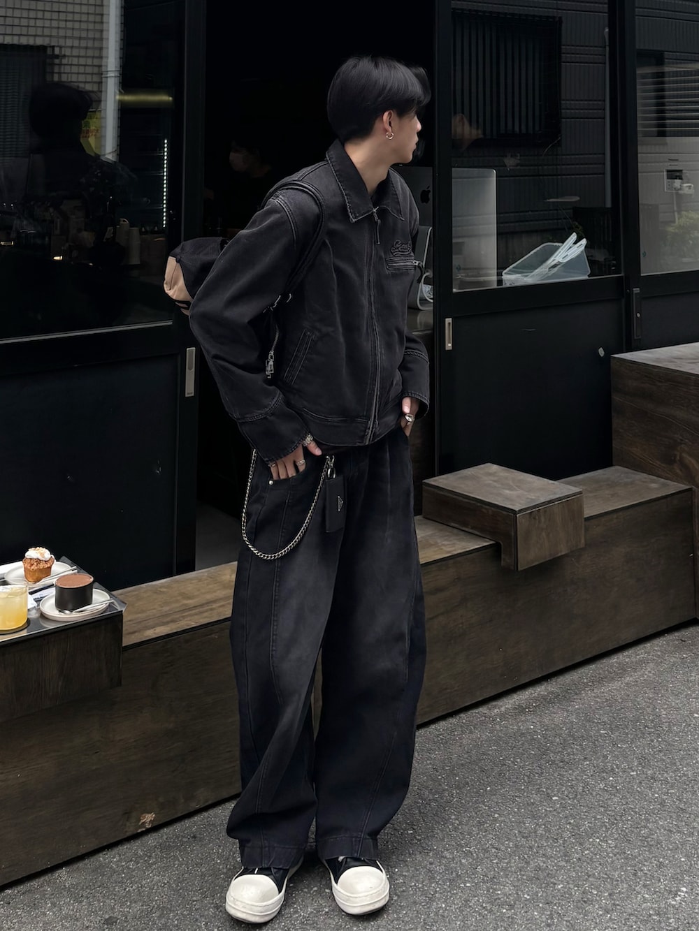 ブラック系のデニムジャケット、その他のTシャツ/カットソー、ブラック系のデニムパンツを着用したメンズの春コーディネートの2枚目の写真