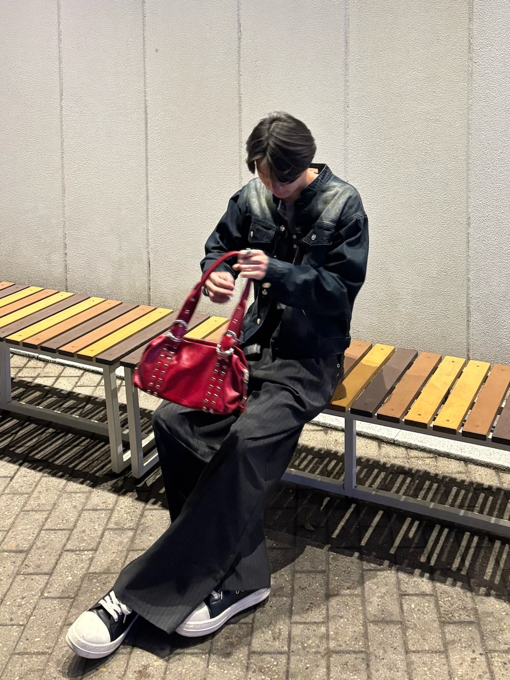 ホワイト系のTシャツ/カットソー、ブルー系のデニムジャケット、グレー系のスラックスを着用したメンズの春コーディネートの2枚目の写真