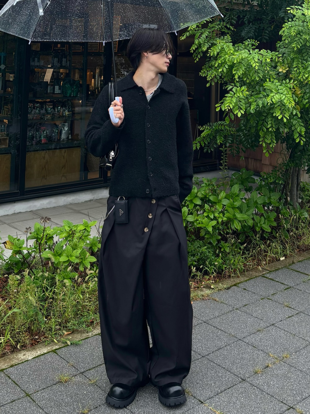 ブラック系のカーディガン/ボレロ、ブラック系のスラックス、ブラック系のドレスシューズを着用したメンズの秋コーディネートの2枚目の写真