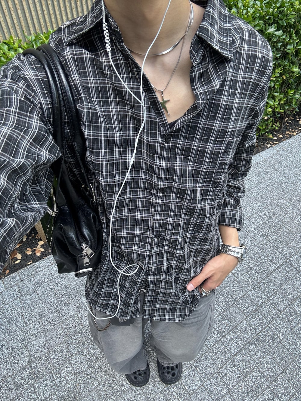 ブラック系のシャツ/ブラウス、グレー系のデニムパンツ、ブラック系のサンダルを着用したメンズの春コーディネートの5枚目の写真