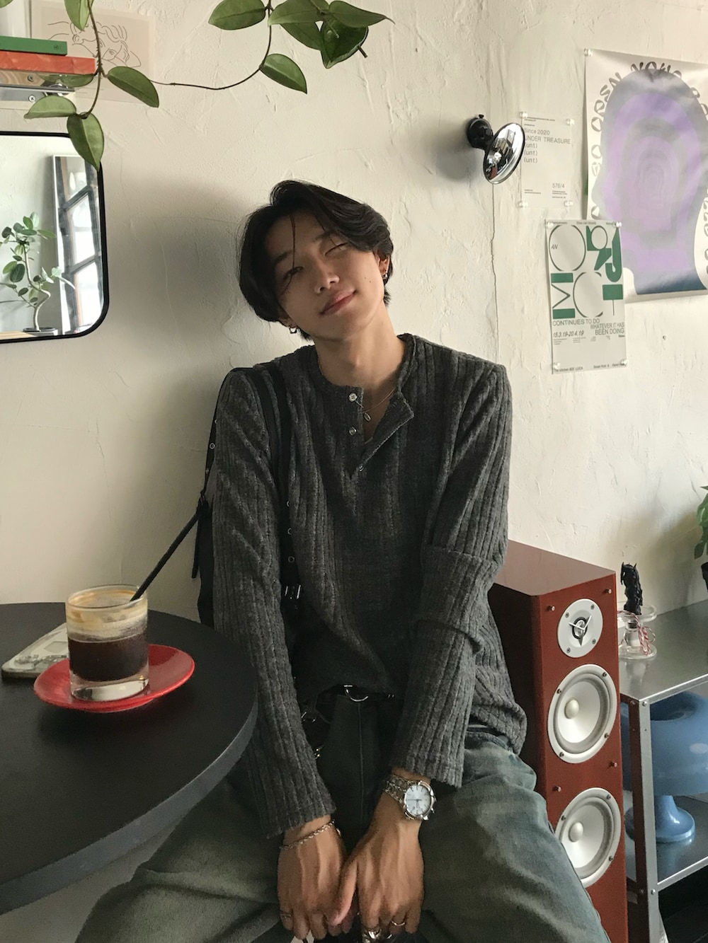 グレー系のTシャツ/カットソー、ブルー系のデニムパンツ、ブラック系のスニーカーを着用したメンズの秋コーディネートの5枚目の写真