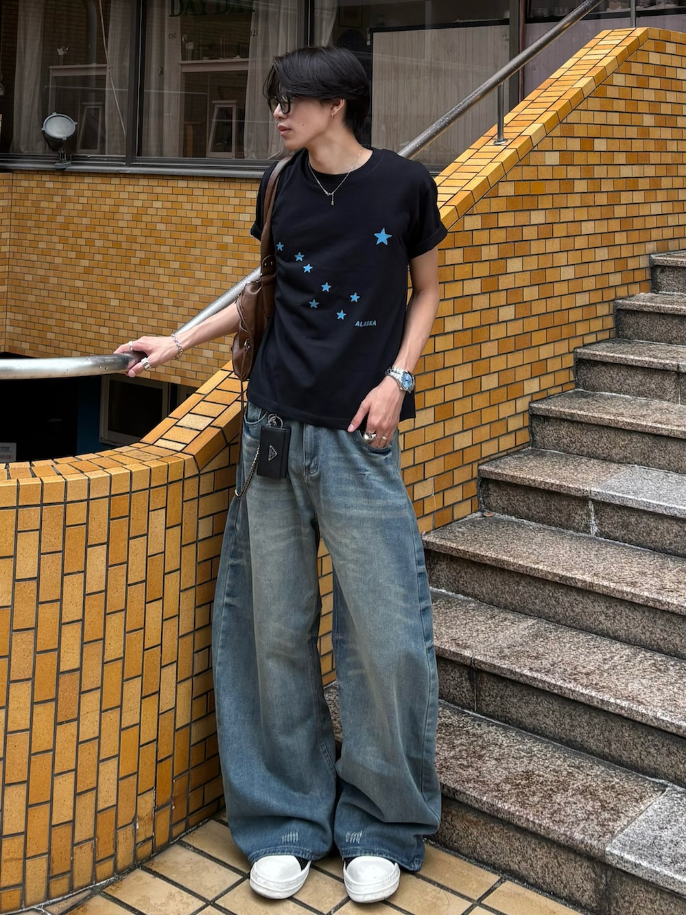 ブルー系のTシャツ/カットソー、ブルー系のデニムパンツ、ブラック系のスニーカーを着用したメンズの夏コーディネートの2枚目の写真