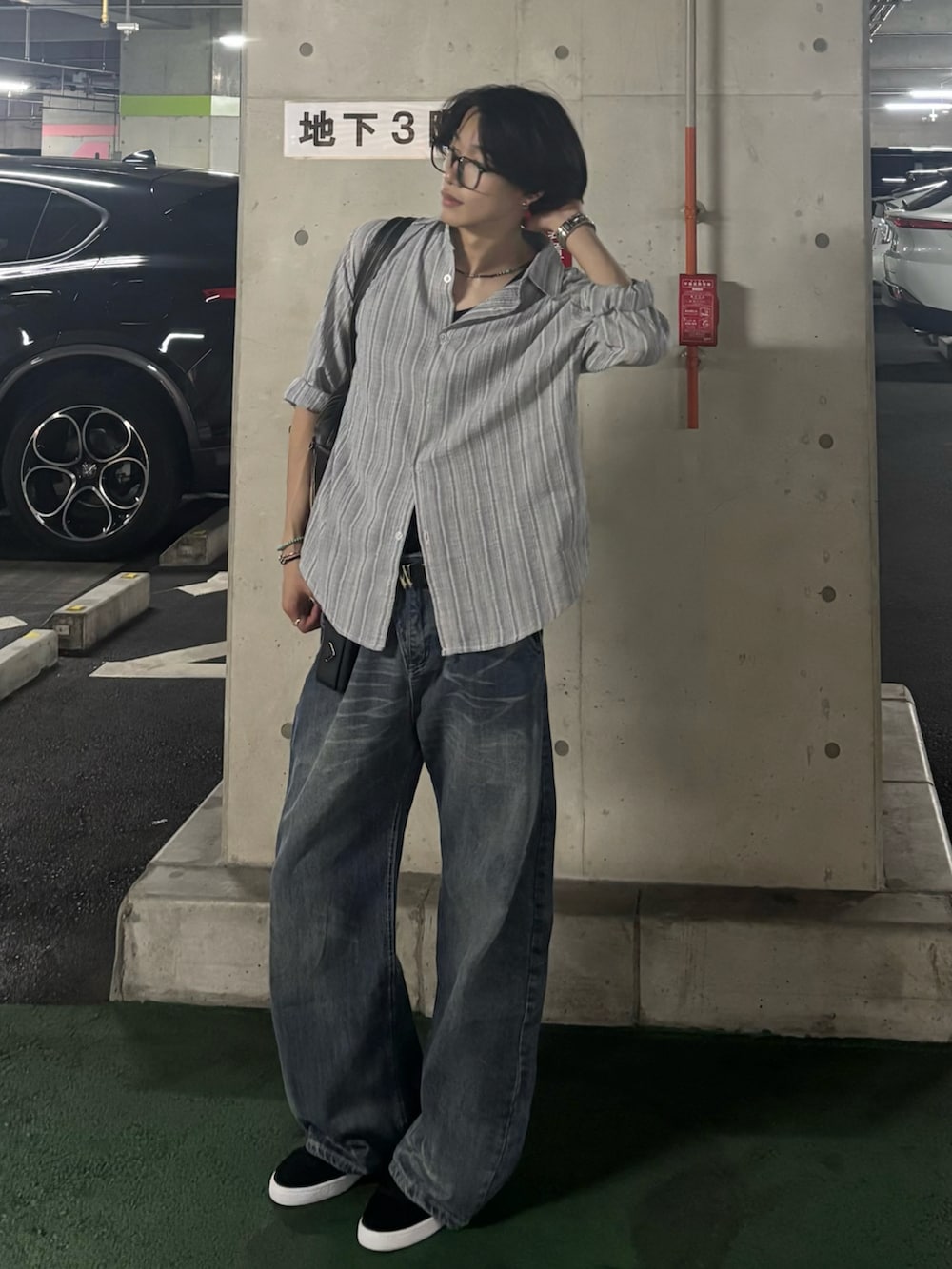 ブラック系のスニーカー、ブルー系のシャツ/ブラウス、ブルー系のデニムパンツを着用したメンズの夏コーディネートの2枚目の写真