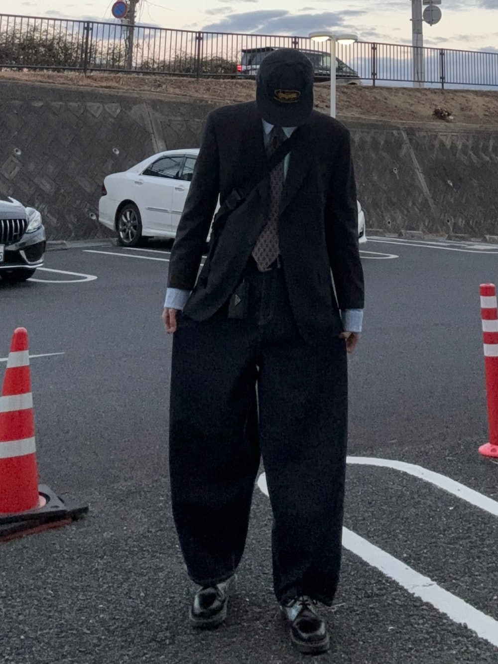 ブルー系のテーラードジャケット、ブルー系のデニムパンツ、ブラック系のブーツを着用したメンズの冬コーディネートの3枚目の写真