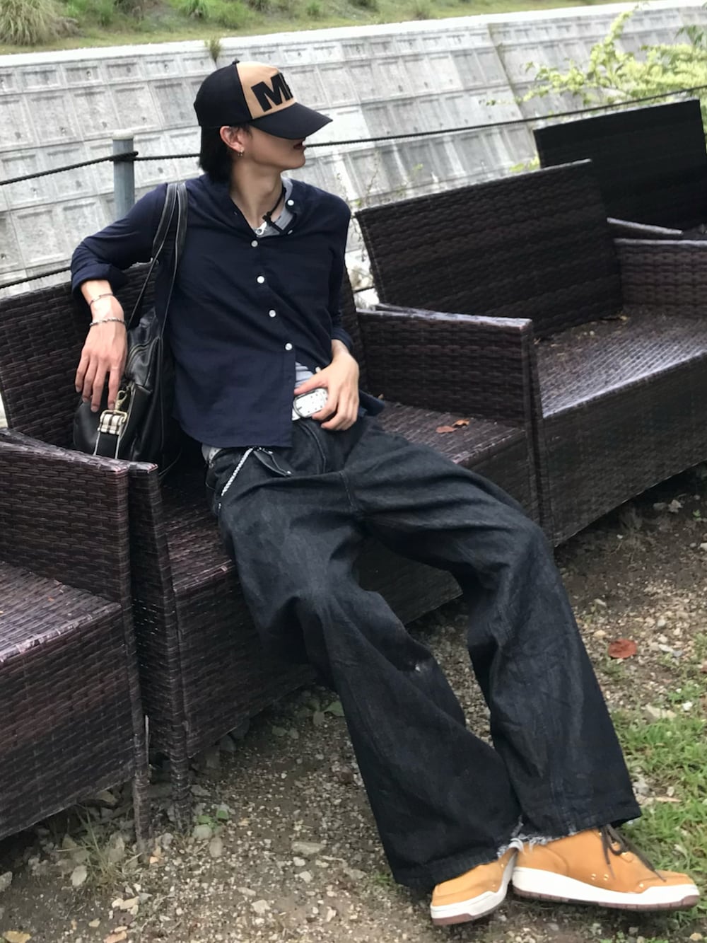 ブルー系のシャツ/ブラウス、その他のTシャツ/カットソー、ブラック系のデニムパンツを着用したメンズの秋コーディネートの2枚目の写真