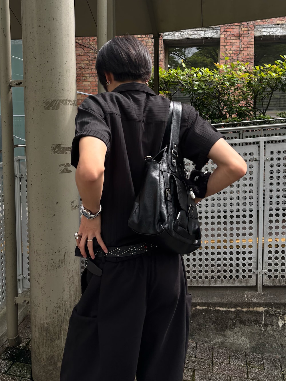 ブラック系のシャツ/ブラウス、ブラック系のタンクトップ、ブラック系のカーゴパンツを着用したメンズの夏コーディネートの3枚目の写真