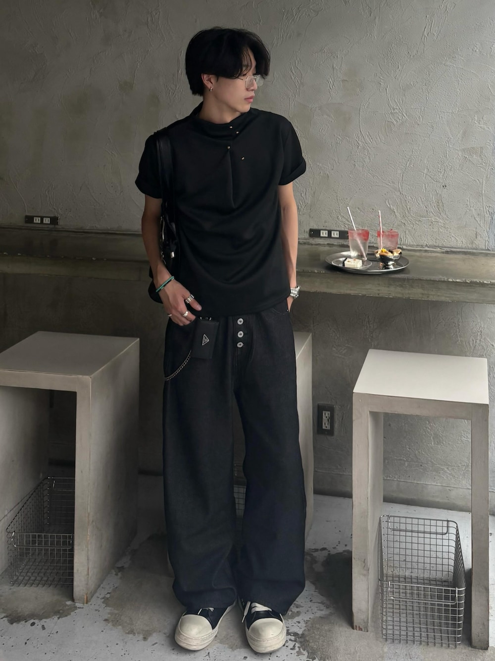 ブラック系のTシャツ/カットソー、ブラック系のデニムパンツ、ブラック系のスニーカーを着用したメンズの夏コーディネートの2枚目の写真