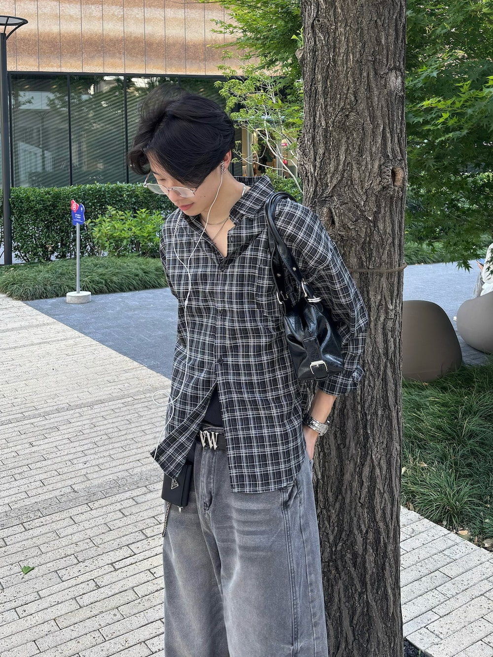 ブラック系のシャツ/ブラウス、グレー系のデニムパンツ、ブラック系のサンダルを着用したメンズの春コーディネートの2枚目の写真