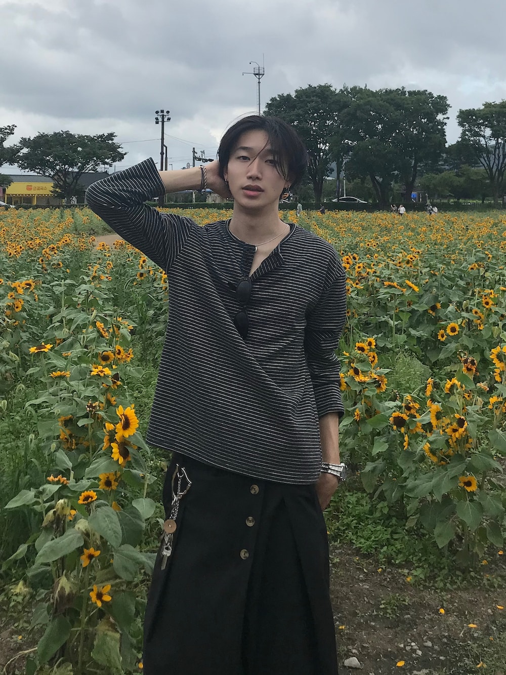 ブラック系のスラックス、ブラック系のスニーカー、グレー系のTシャツ/カットソーを着用したメンズの秋コーディネートの5枚目の写真