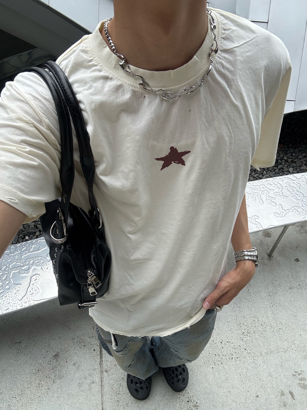 ホワイト系のTシャツ/カットソー、ブルー系のデニムパンツ、ブラック系のサンダルを着用したメンズの夏コーディネートの5枚目の写真