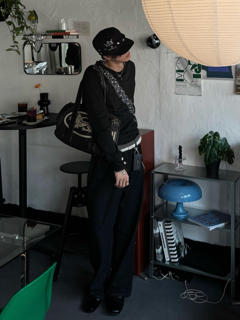 ブラック系のTシャツ/カットソー、ブラック系のデニムパンツ、ブラック系のローファーを着用したメンズの夏コーディネートの3枚目の写真