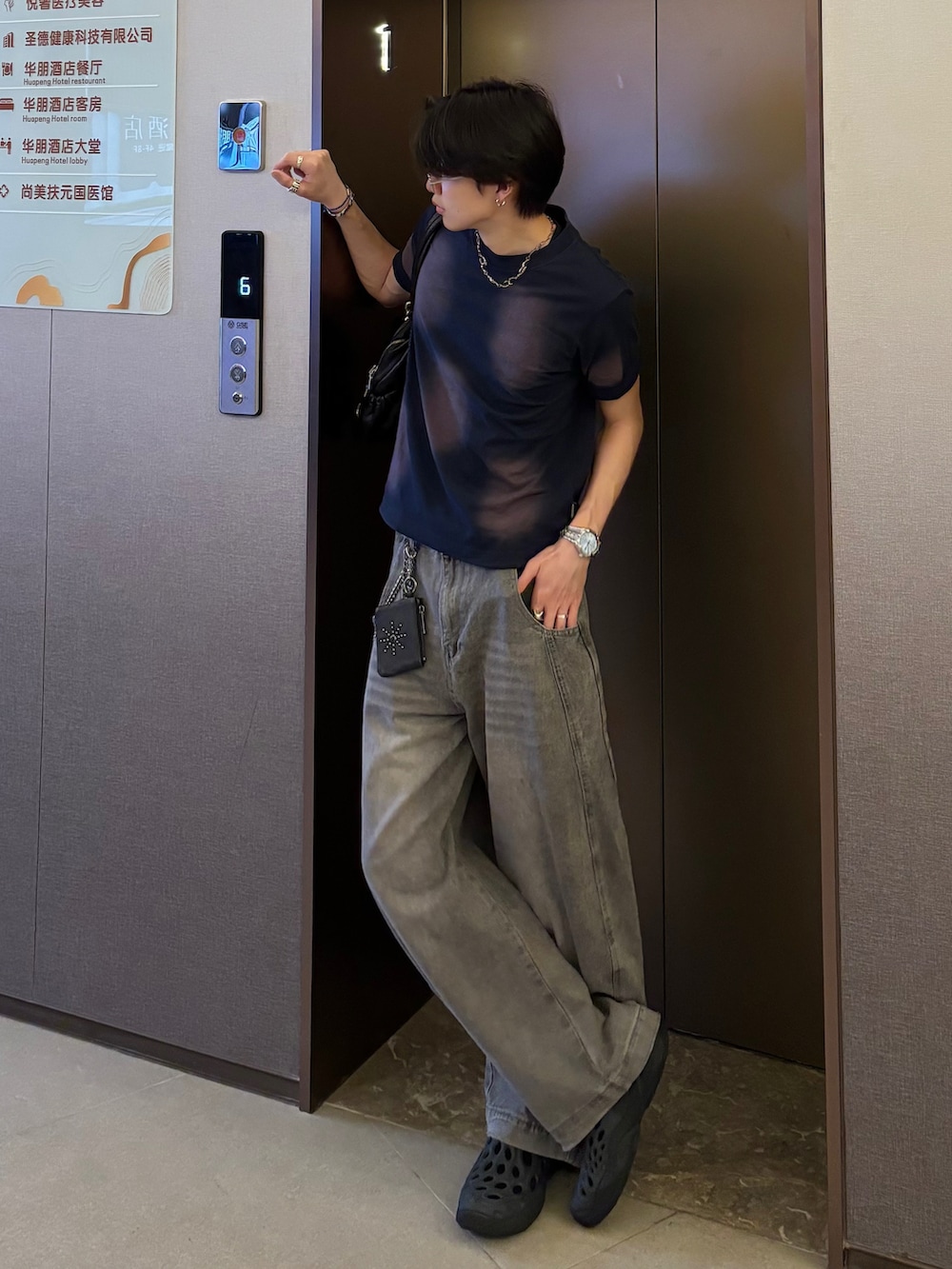 ブルー系のTシャツ/カットソー、グレー系のデニムパンツ、ブラック系のサンダルを着用したメンズの春コーディネートの2枚目の写真