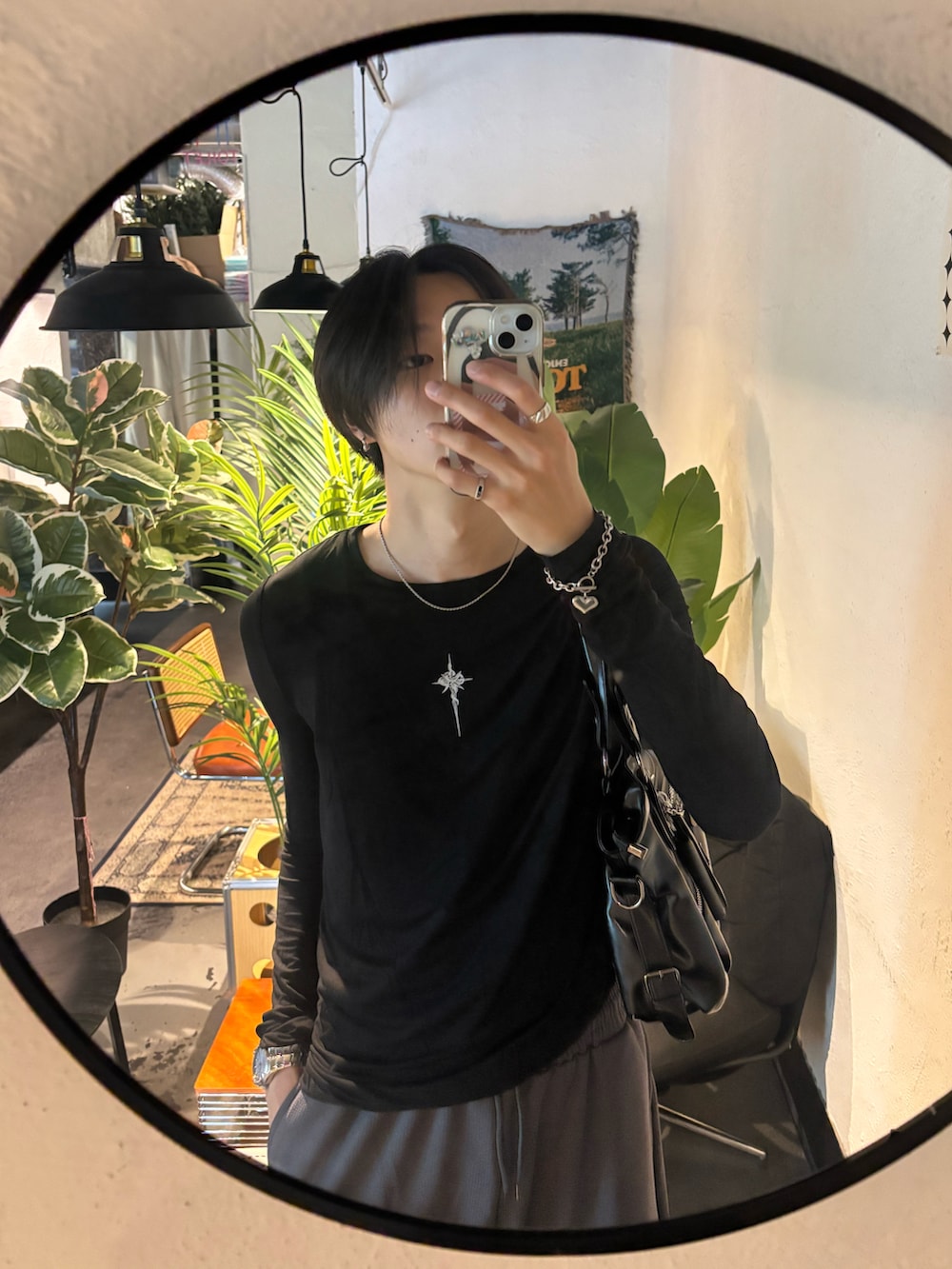 ブラック系のTシャツ/カットソー、グレー系のスウェットパンツ、ブラック系のスニーカーを着用したメンズの夏コーディネートの4枚目の写真