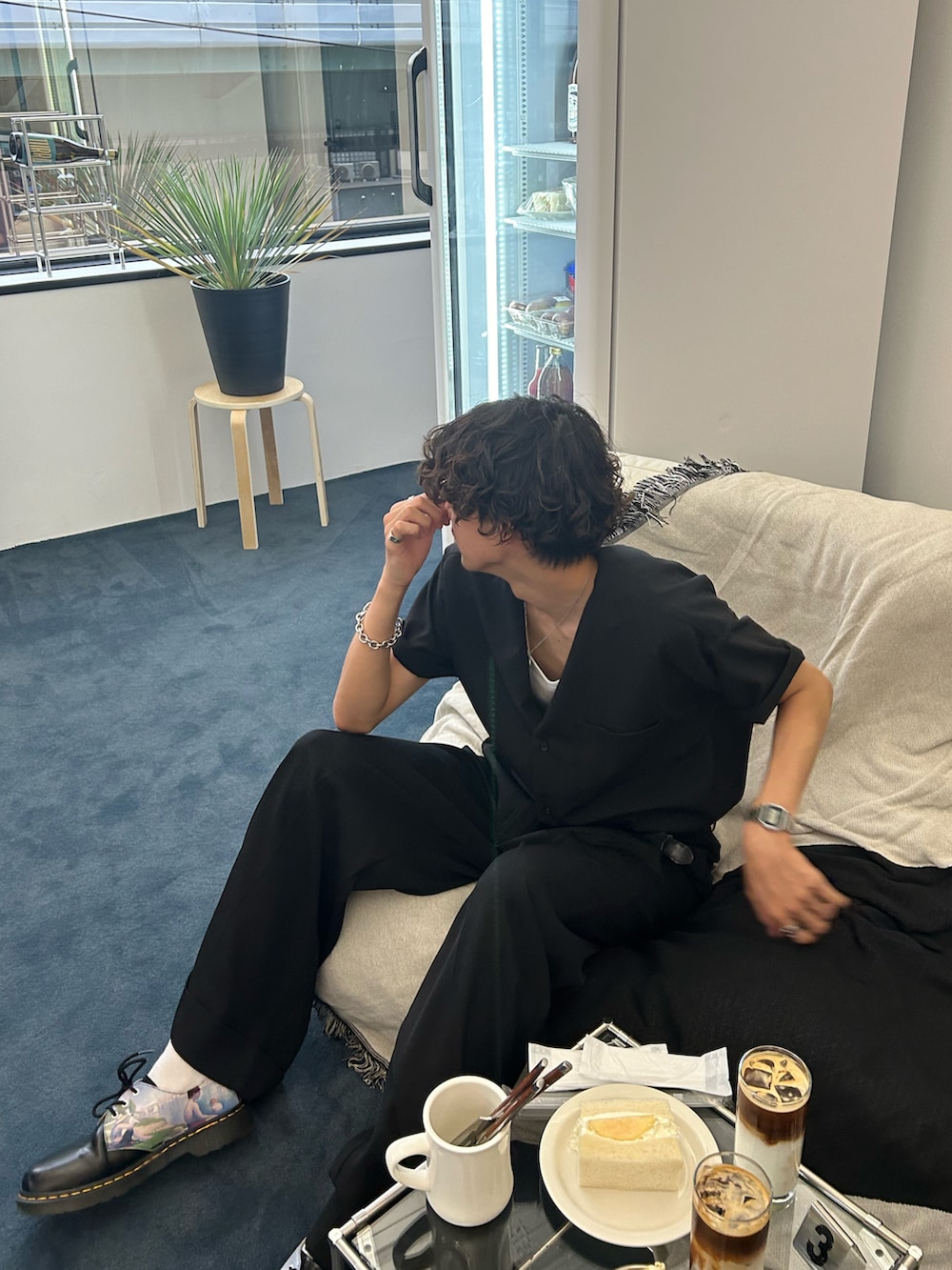 ブラック系のシャツ/ブラウス、ブラック系のシューズ、ブラック系のスラックスを着用したメンズの夏コーディネートの2枚目の写真