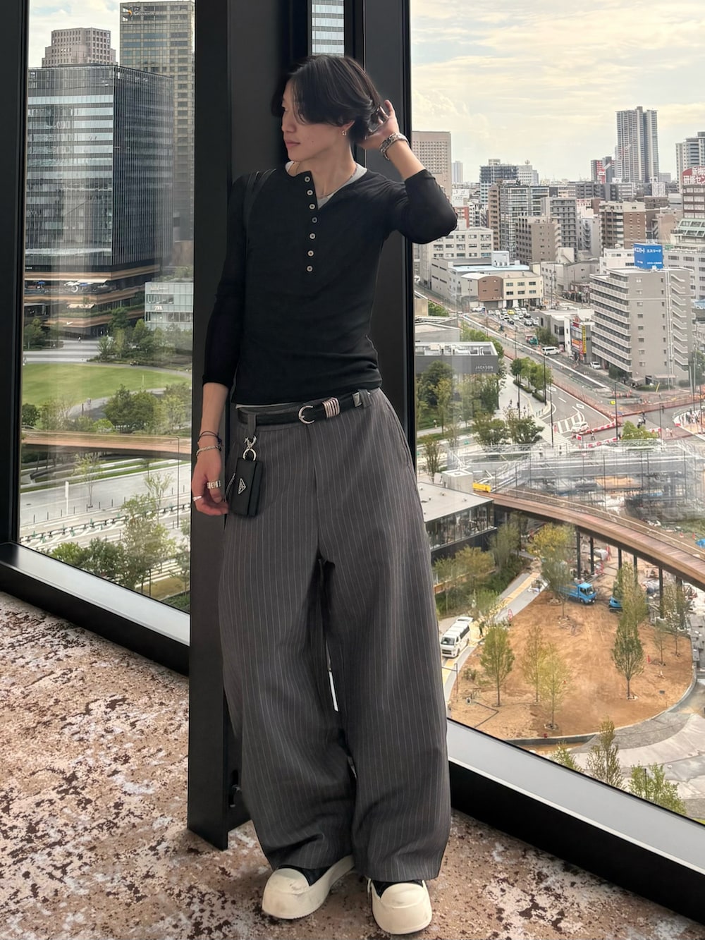ブラック系のTシャツ/カットソー、その他のTシャツ/カットソー、グレー系のスラックスを着用したメンズの秋コーディネートの2枚目の写真