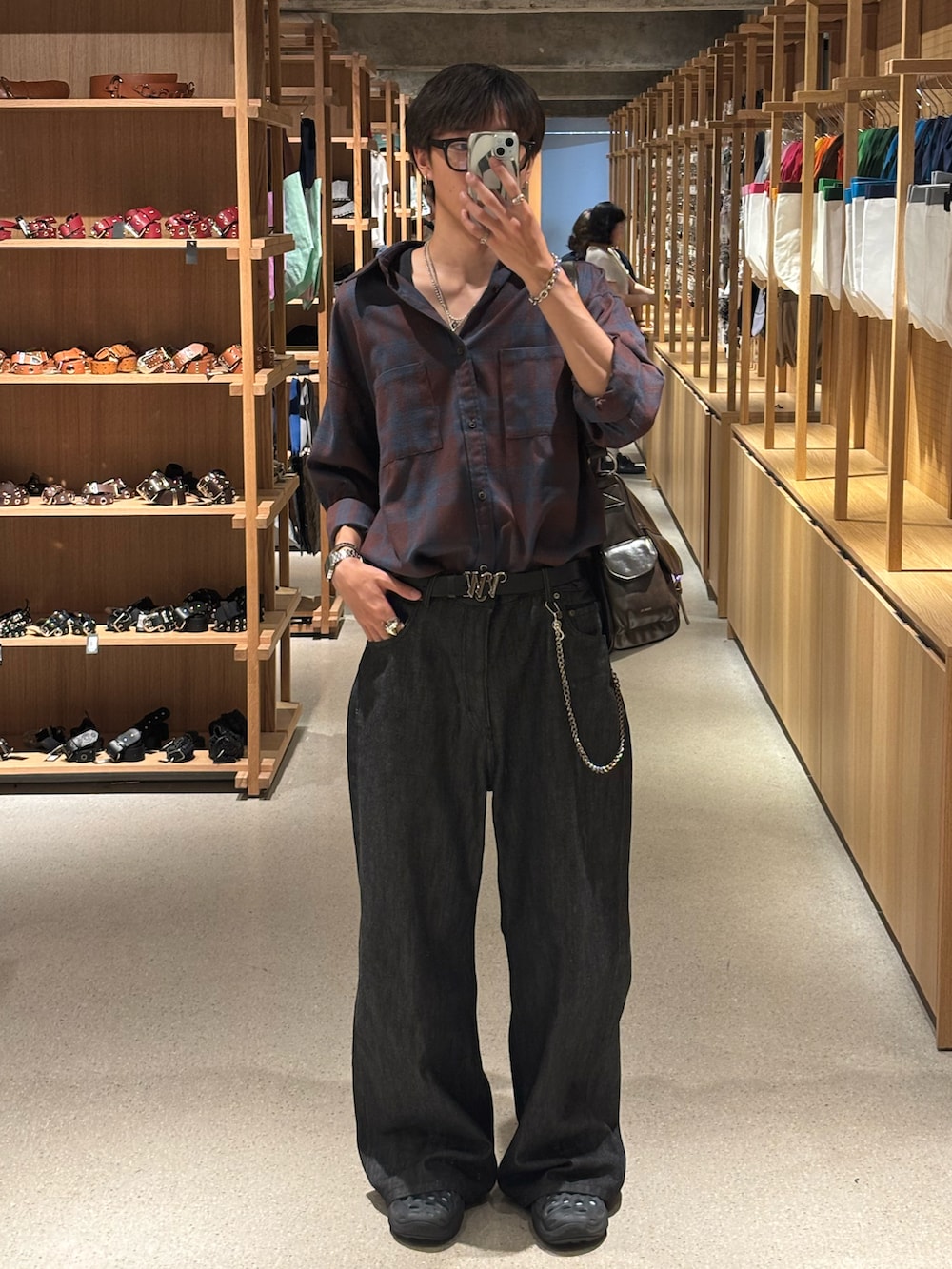 ブラウン系のシャツ/ブラウス、ブラック系のデニムパンツ、ブラック系のサンダルを着用したメンズの夏コーディネートの4枚目の写真