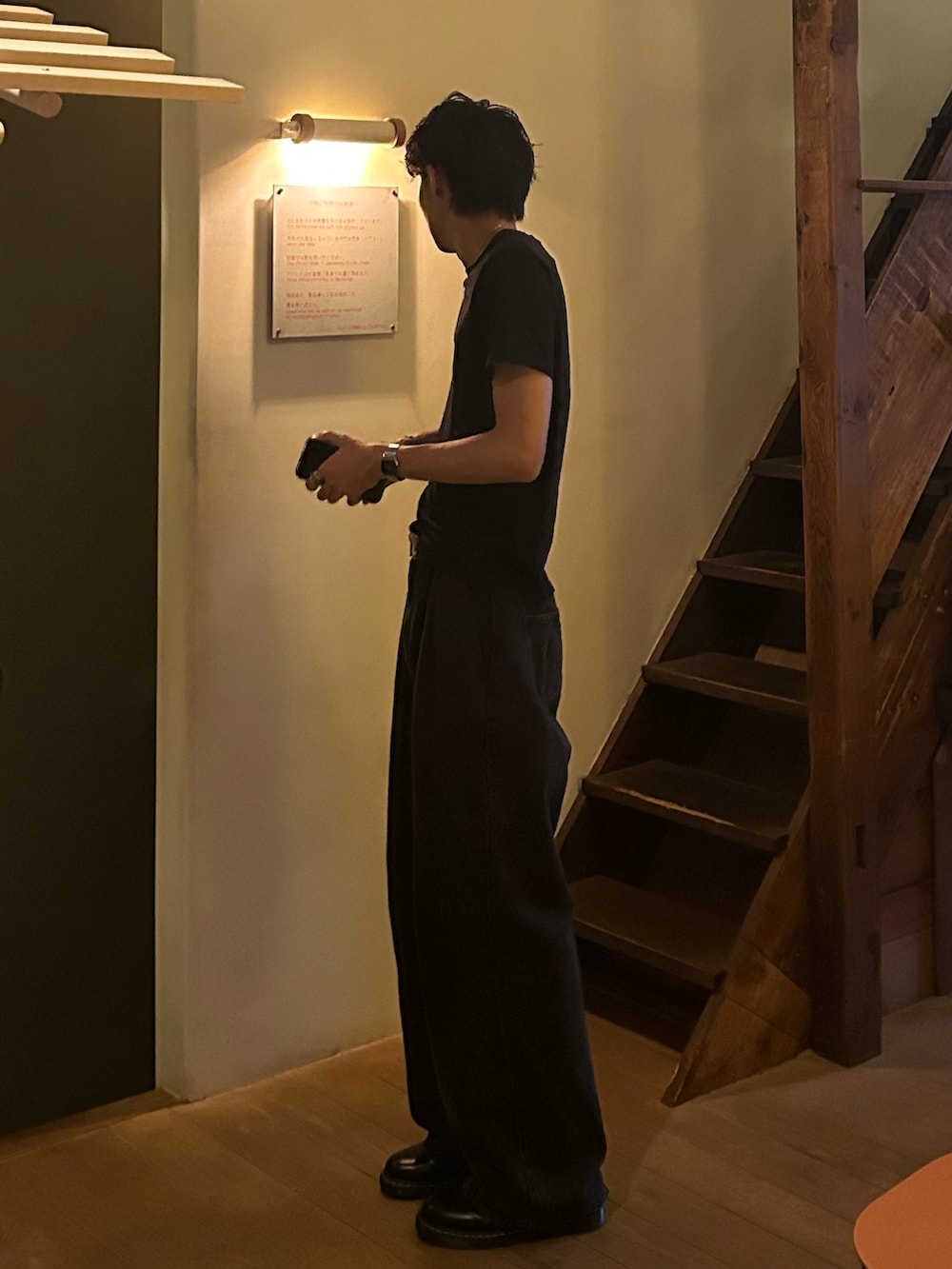 ブラック系のTシャツ/カットソー、ブラック系のデニムパンツ、ブラック系のシューズを着用したメンズの夏コーディネートの3枚目の写真