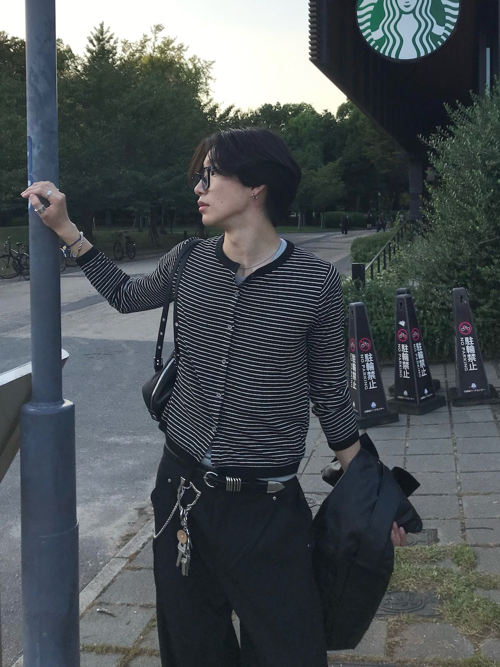 ブラック系のカーディガン/ボレロ、その他のTシャツ/カットソー、ブラック系のスラックスを着用したメンズの秋コーディネートの3枚目の写真