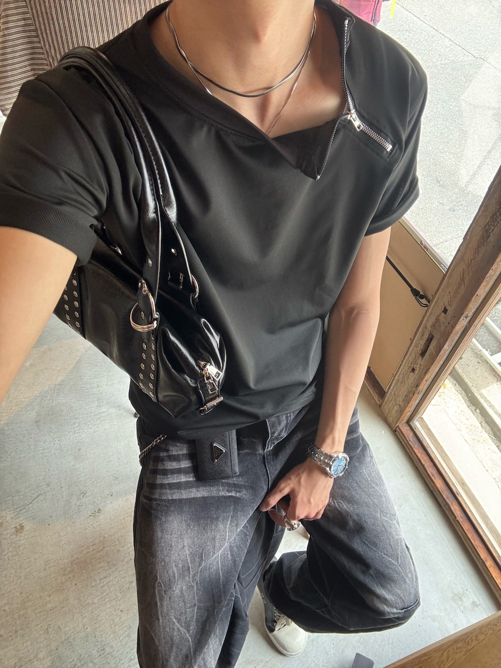 ブラック系のTシャツ/カットソー、ブラック系のデニムパンツ、ブラック系のスニーカーを着用したメンズの夏コーディネートの5枚目の写真