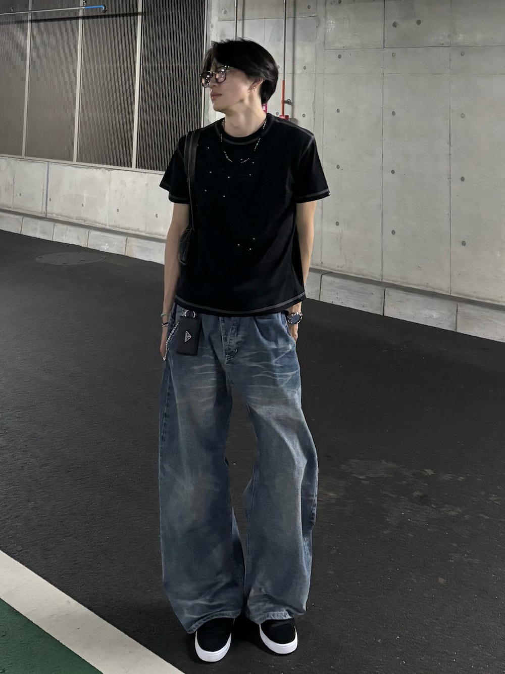 ブラック系のスニーカー、その他のTシャツ/カットソー、ブルー系のデニムパンツを着用したメンズの夏コーディネートの2枚目の写真
