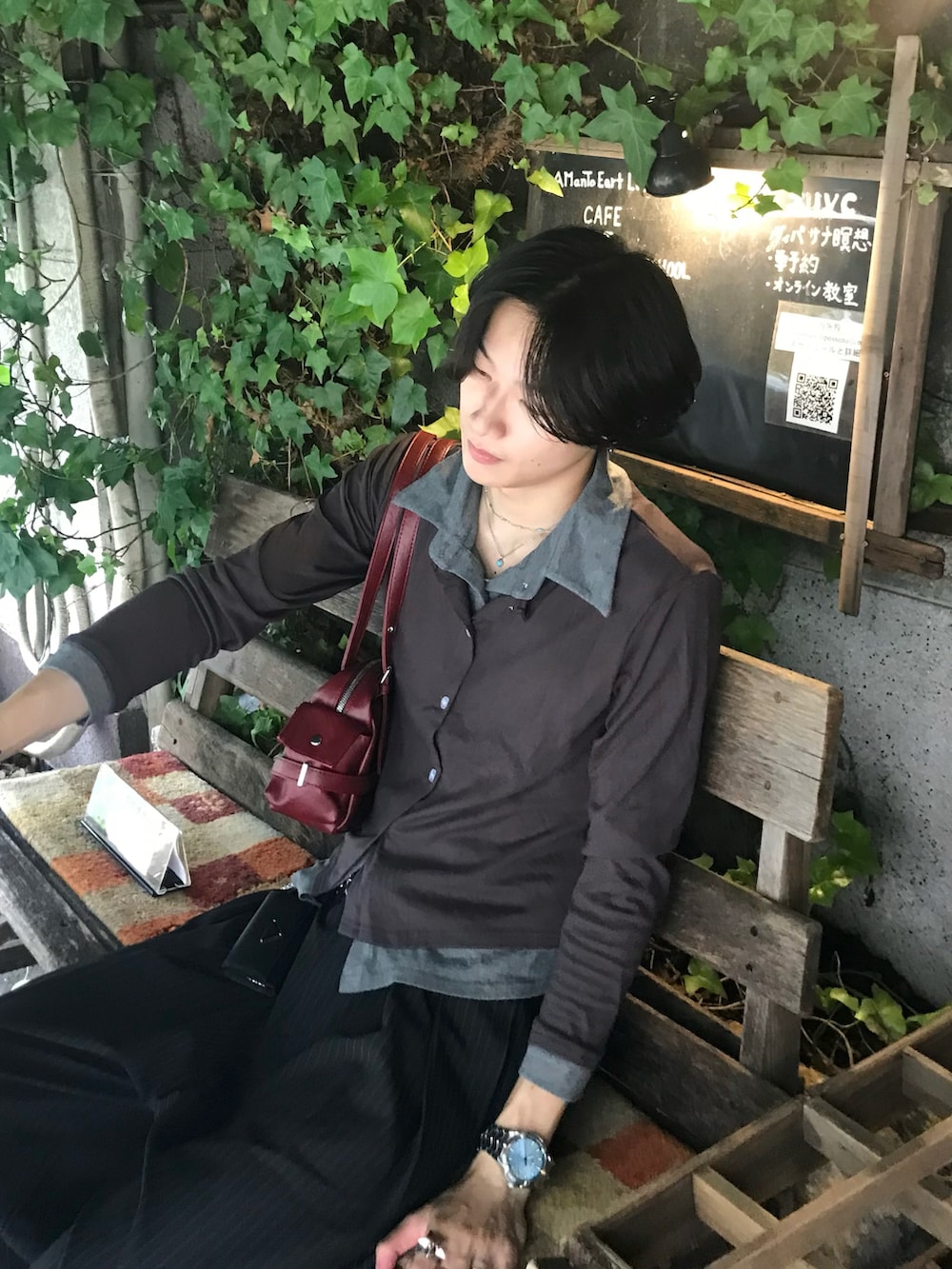 ブラック系のスラックス、ブラック系のスニーカー、グレー系のタンクトップを着用したメンズの秋コーディネートの4枚目の写真