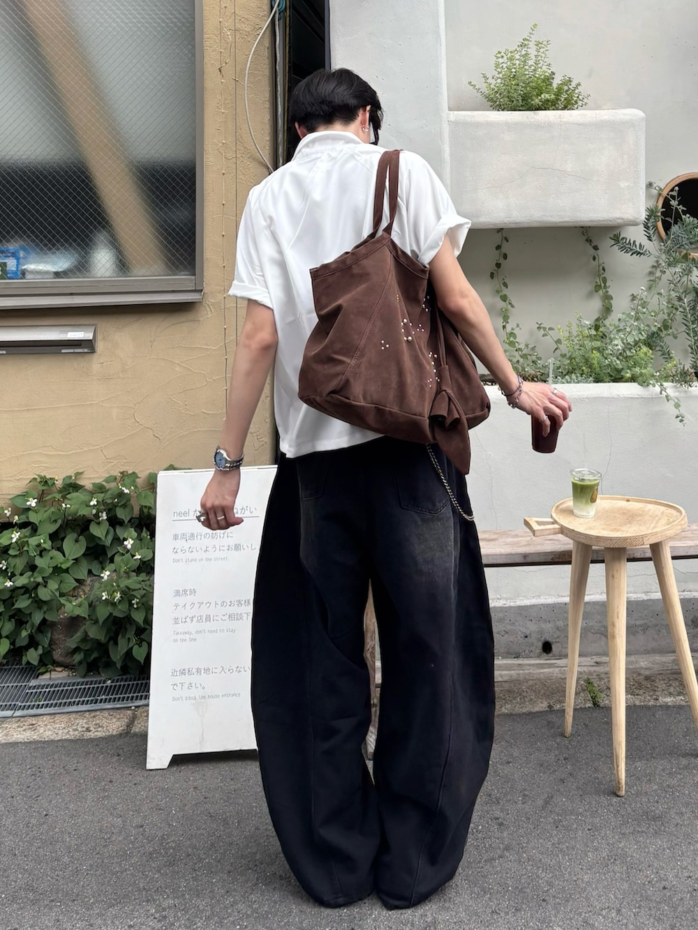 ホワイト系のシャツ/ブラウス、ブラック系のデニムパンツ、ブラック系のサンダルを着用したメンズの春コーディネートの3枚目の写真