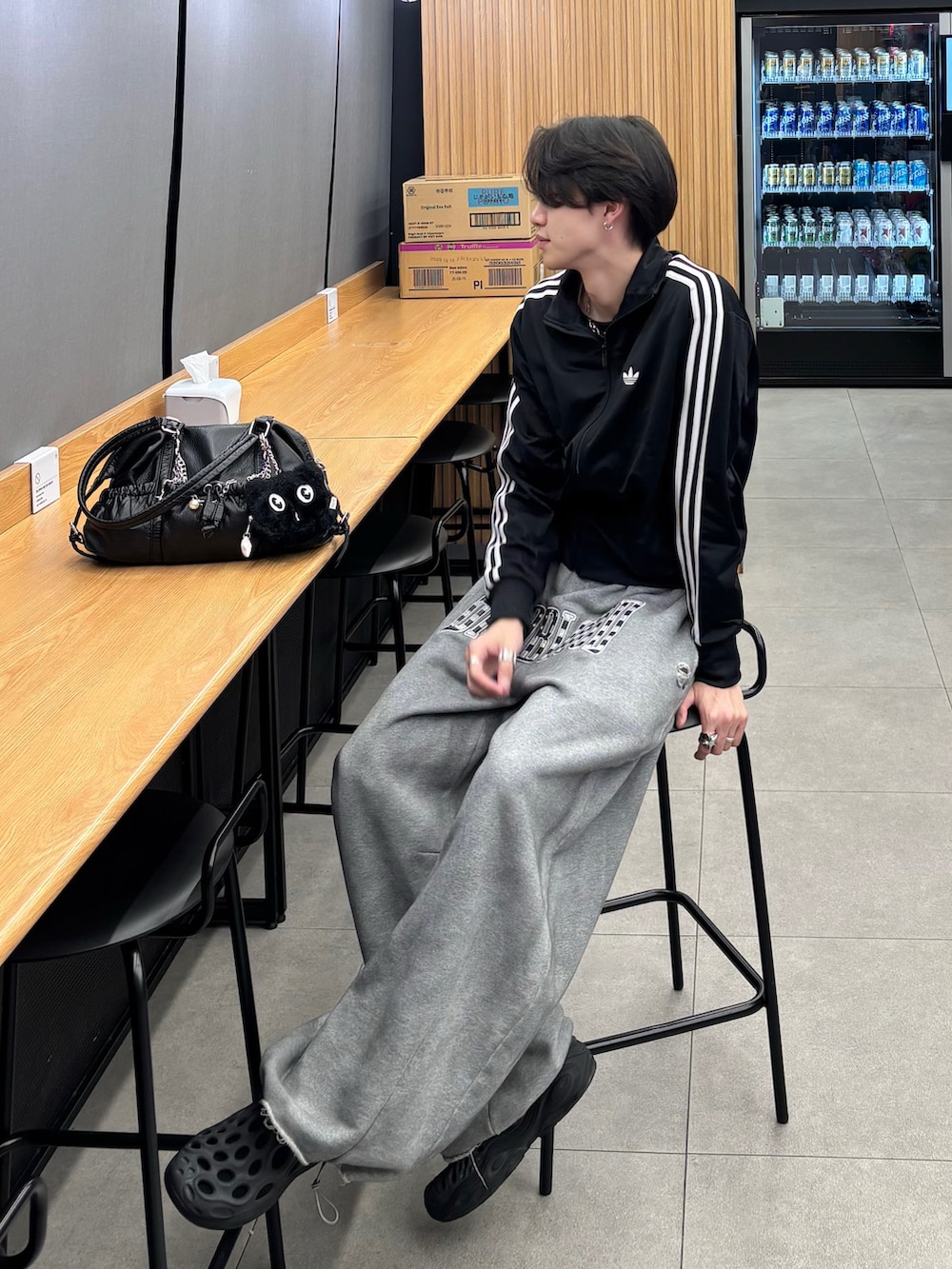 ブラック系のジャージ、その他のTシャツ/カットソー、グレー系のスウェットパンツを着用したメンズの春コーディネートの2枚目の写真