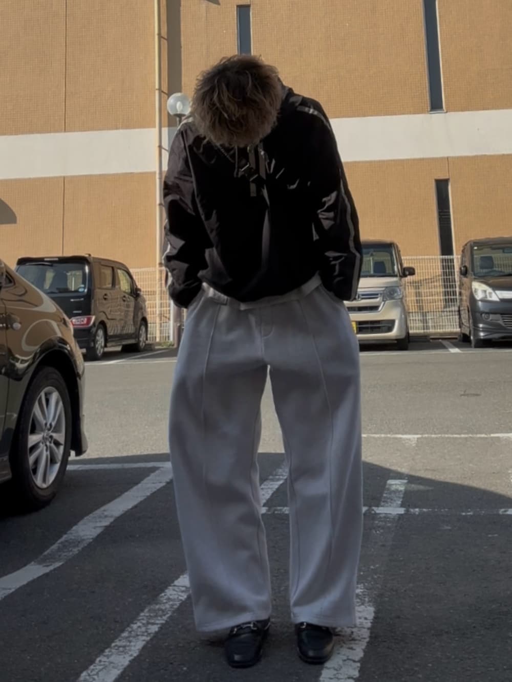 ホワイト系のTシャツ/カットソー、ブラック系のボディバッグ/ウエストポーチ、グレー系のスウェットパンツを着用したメンズの秋コーディネートの2枚目の写真