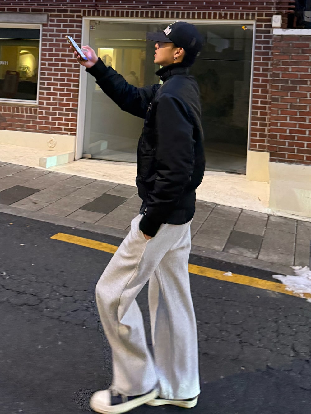 その他のTシャツ/カットソー、グレー系のスウェットパンツ、ブラック系のスニーカーを着用したメンズの冬コーディネートの3枚目の写真