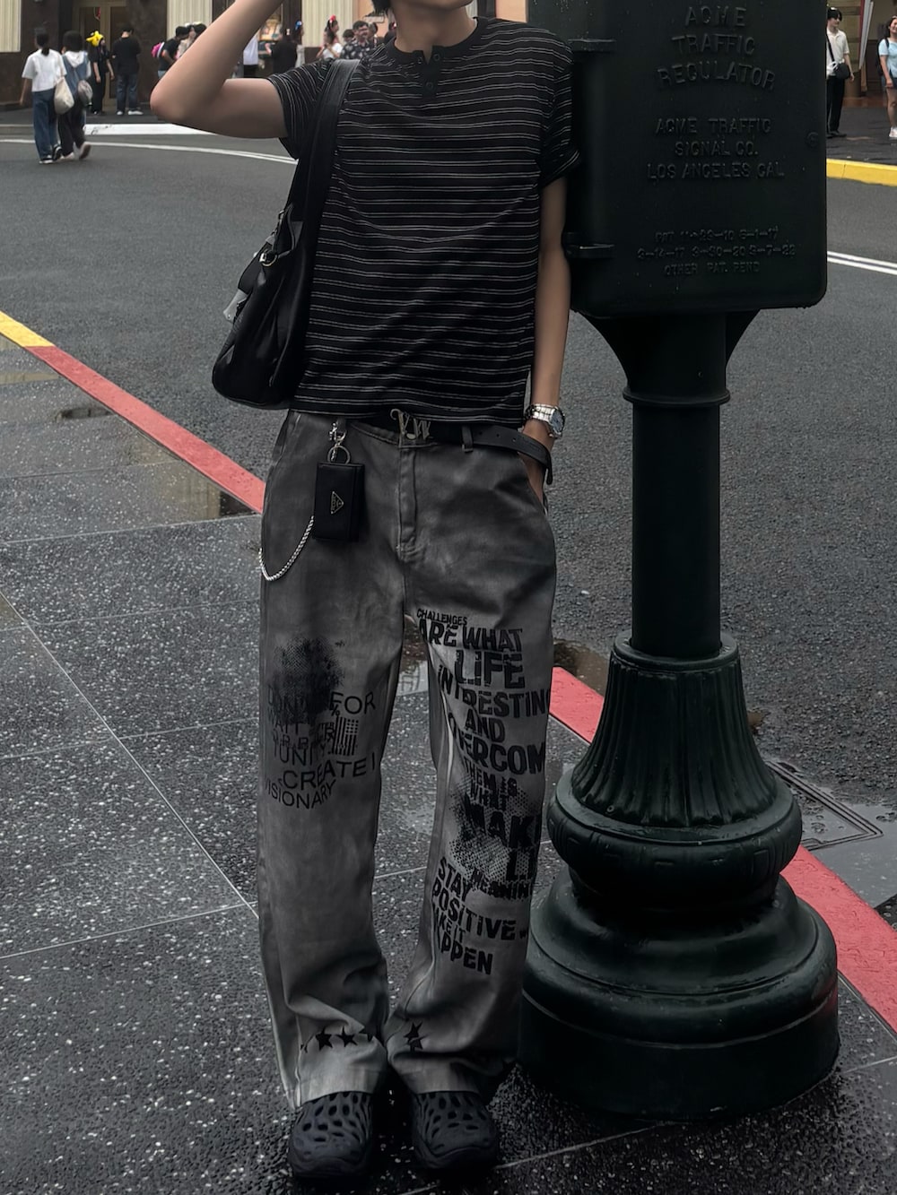 ブラック系のTシャツ/カットソー、ホワイト系のデニムパンツ、ブラック系のサンダルを着用したメンズの夏コーディネートの4枚目の写真