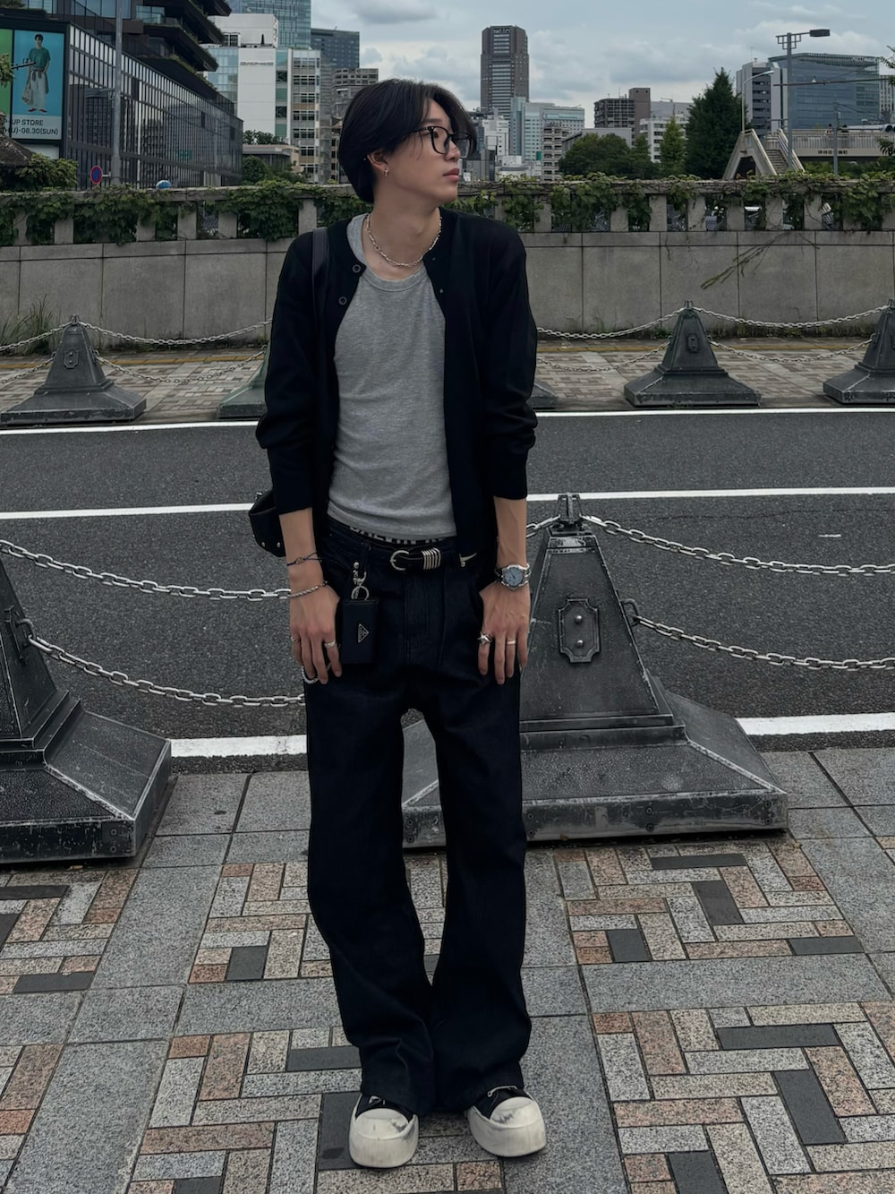 その他のTシャツ/カットソー、ブラック系のデニムパンツ、ブラック系のスニーカーを着用したメンズの夏コーディネートの2枚目の写真