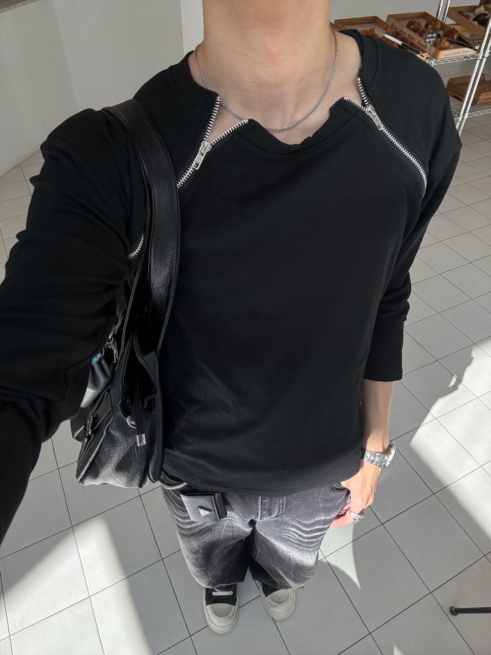 ブラック系のTシャツ/カットソー、ブラック系のデニムパンツ、ブラック系のスニーカーを着用したメンズの夏コーディネートの5枚目の写真
