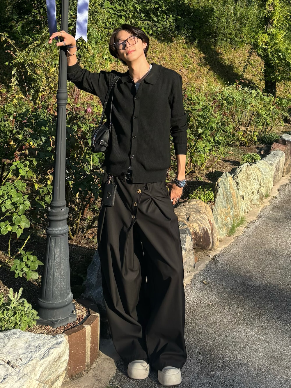 ブラック系のカーディガン/ボレロ、その他のTシャツ/カットソー、ブラック系のスラックスを着用したメンズの秋コーディネートの3枚目の写真