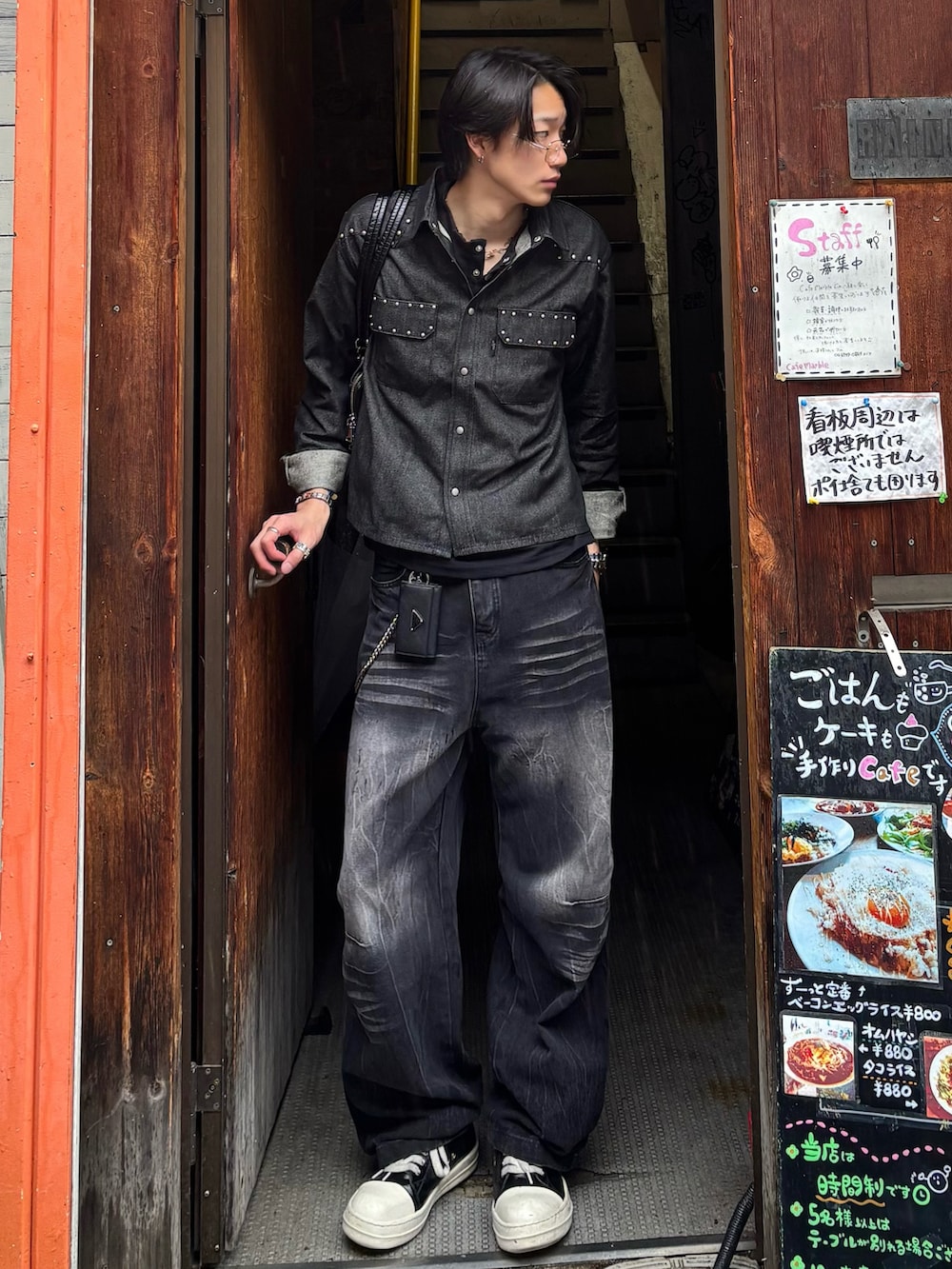 ブラック系のシャツ/ブラウス、ブラック系のデニムパンツ、ブラック系のスニーカーを着用したメンズの春コーディネートの2枚目の写真