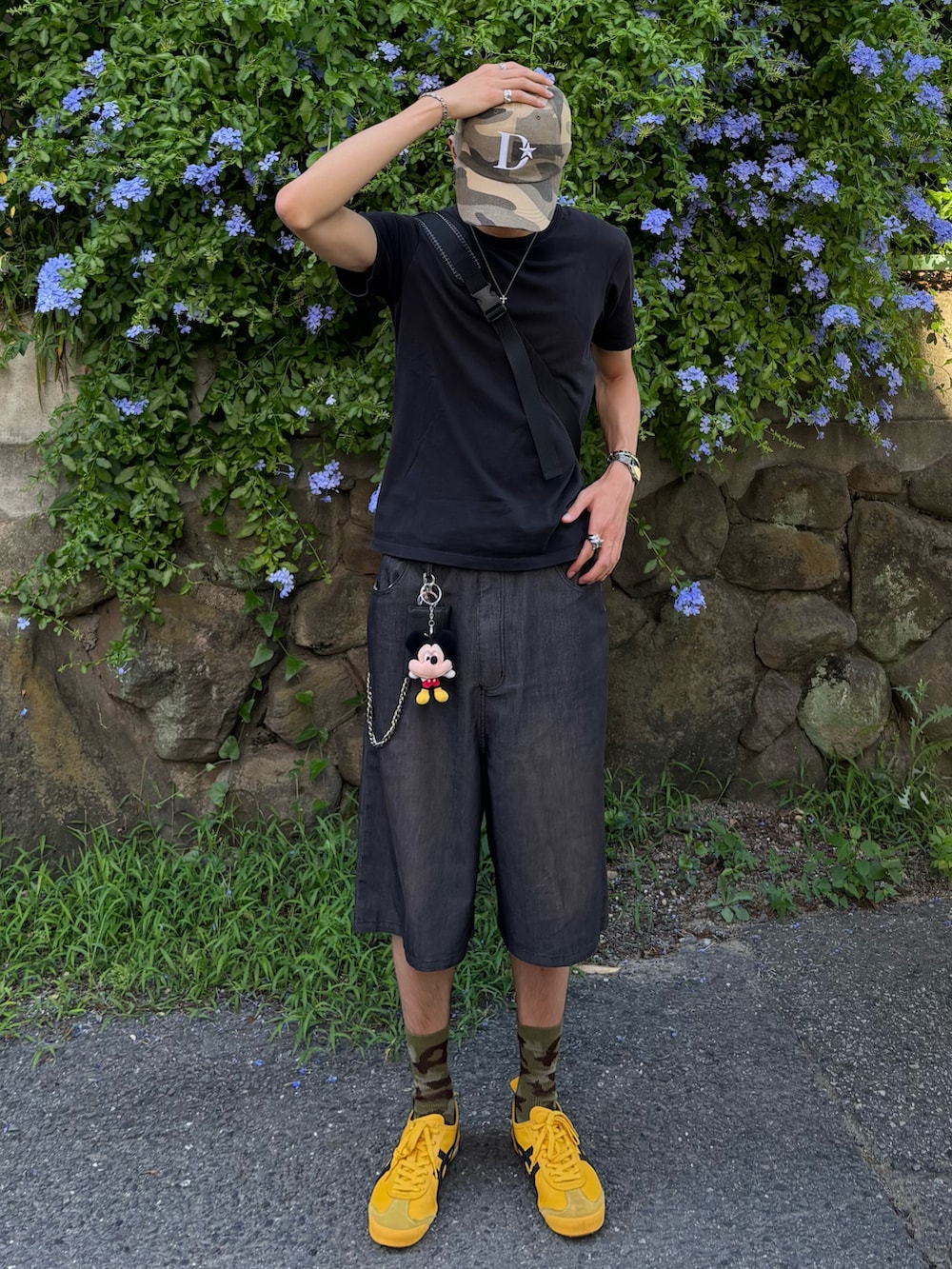 ブラック系のその他パンツ、ブラック系のTシャツ/カットソー、イエロー系のスニーカーを着用したメンズの夏コーディネートの2枚目の写真