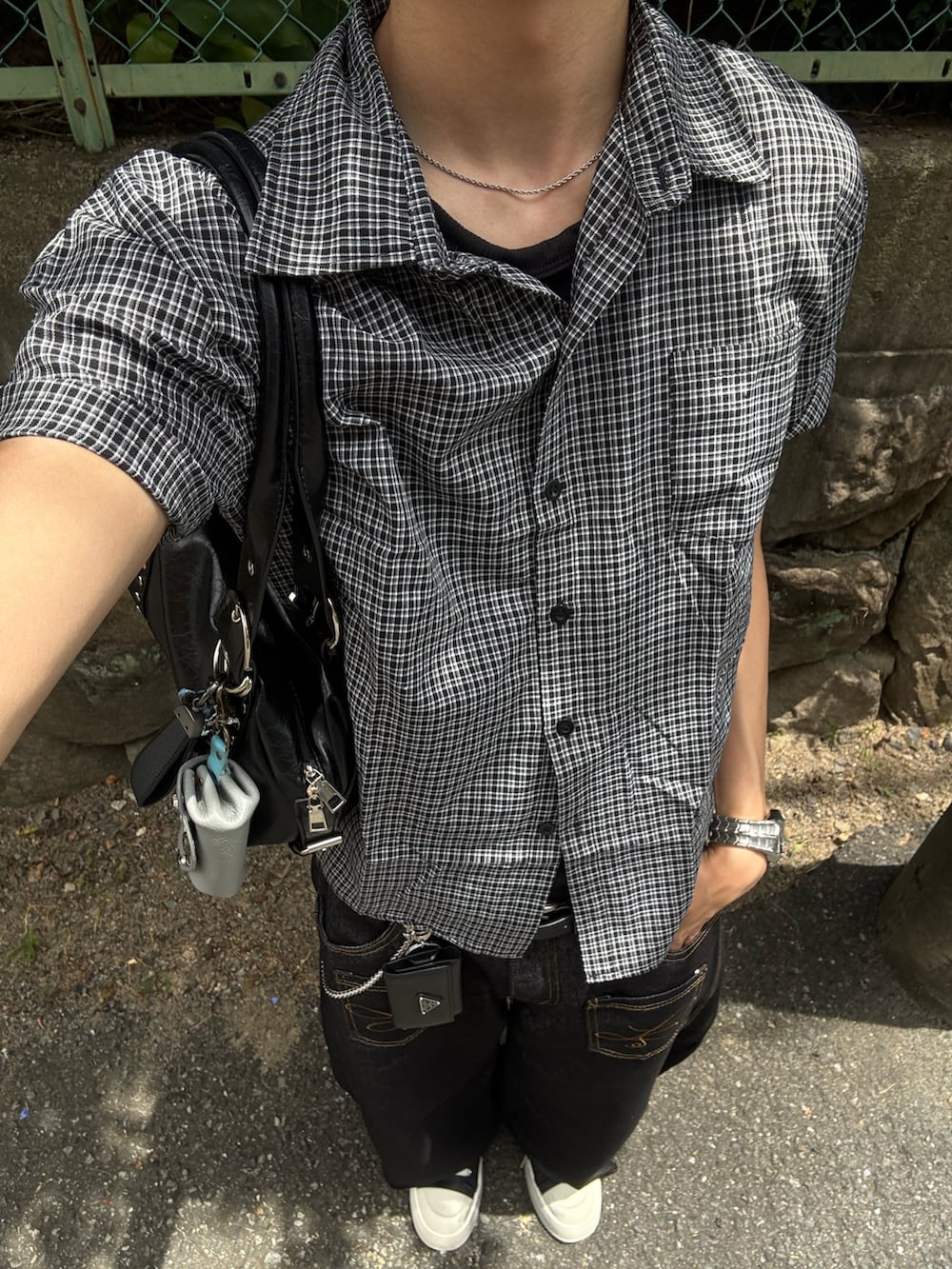 ブラック系のシャツ/ブラウス、ブラック系のデニムパンツ、ブラック系のスニーカーを着用したメンズの夏コーディネートの4枚目の写真