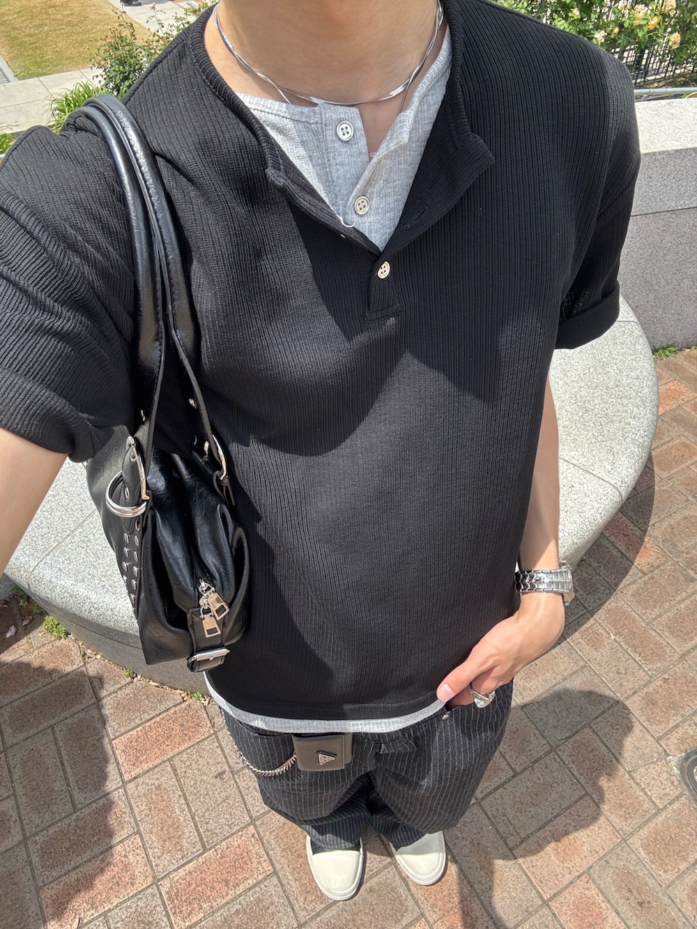 ブラック系のTシャツ/カットソー、ブルー系のデニムパンツ、ブラック系のスニーカーを着用したメンズの夏コーディネートの5枚目の写真