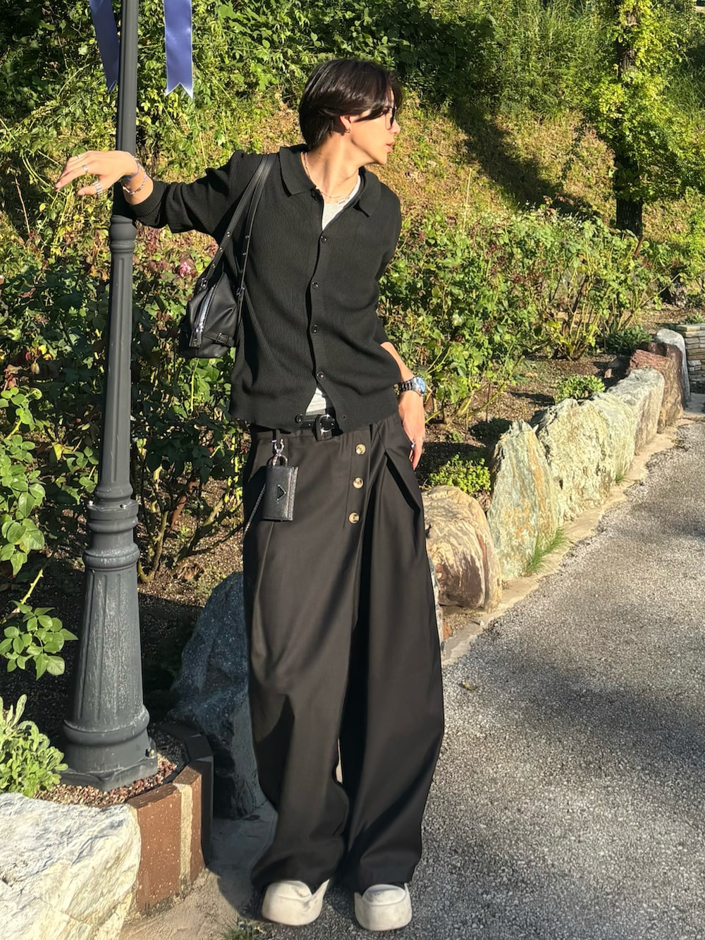 ブラック系のカーディガン/ボレロ、その他のTシャツ/カットソー、ブラック系のスラックスを着用したメンズの秋コーディネートの4枚目の写真