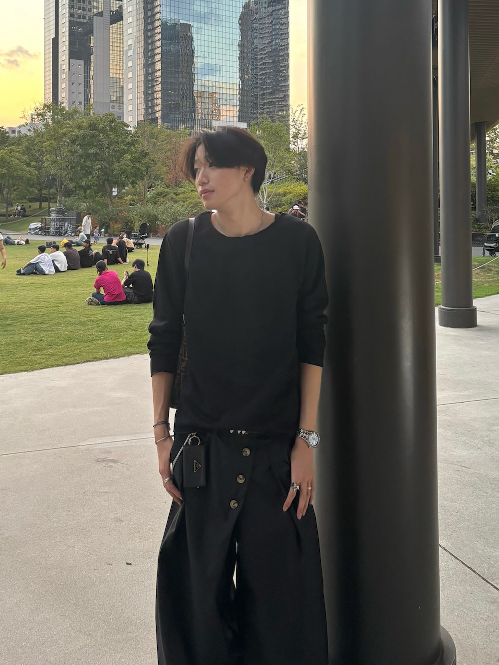 ブラック系のTシャツ/カットソー、ブラック系のスラックス、ブラック系のスニーカーを着用したメンズの夏コーディネートの3枚目の写真