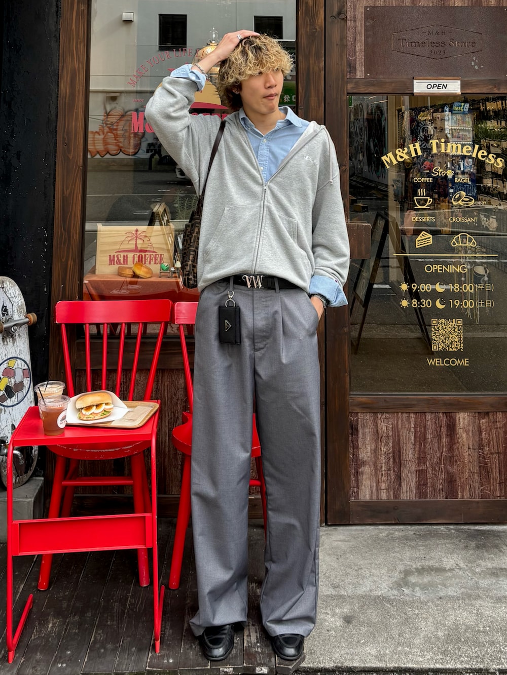 ブルー系のシャツ/ブラウス、グレー系のパーカー、グレー系のスラックスを着用したメンズの春コーディネートの3枚目の写真