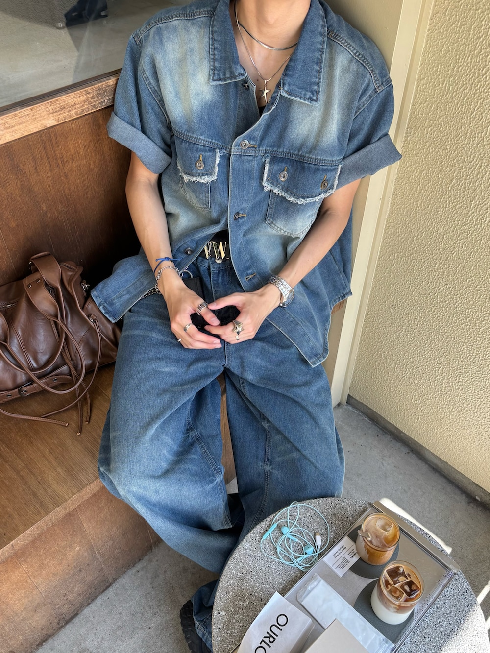 ブルー系のシャツ/ブラウス、ブルー系のデニムパンツ、ブラウン系のショルダーバッグを着用したメンズの春コーディネートの5枚目の写真