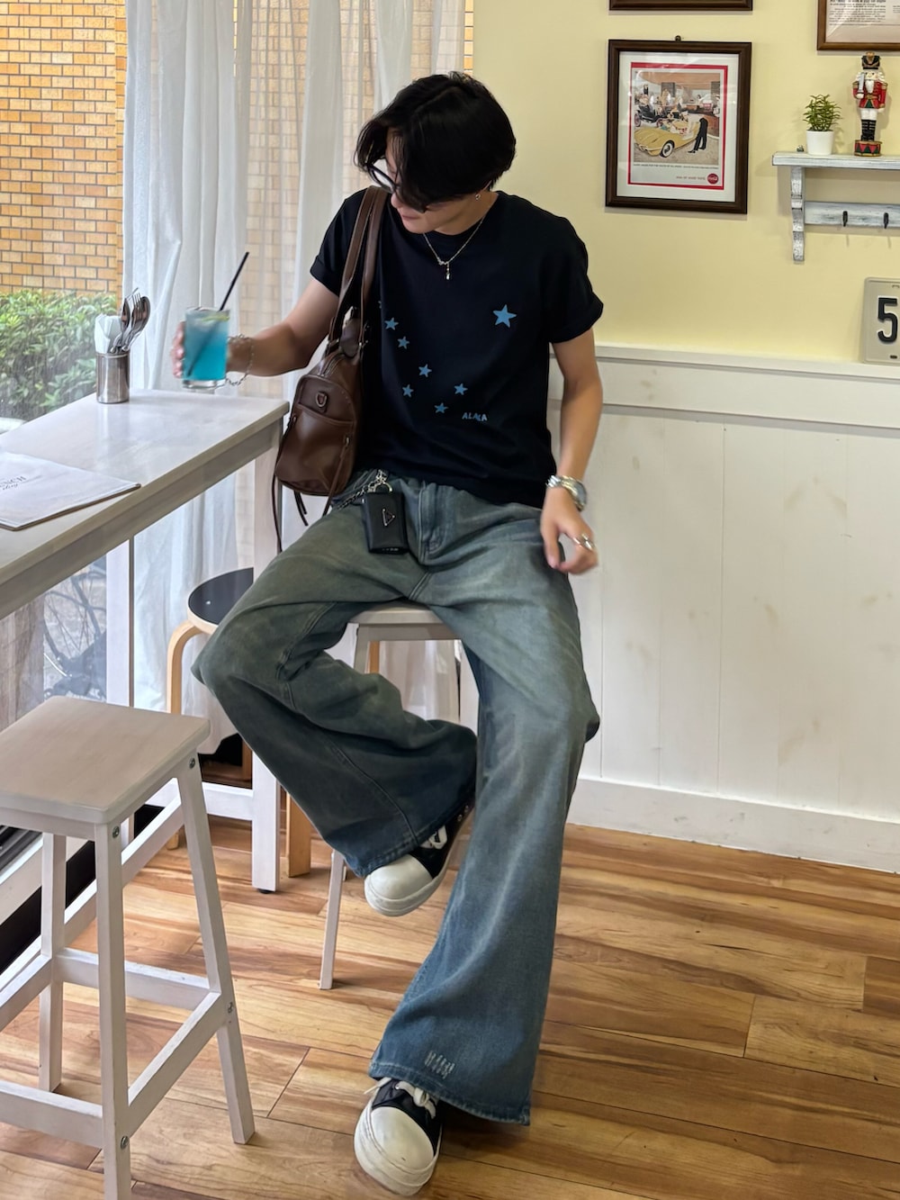 ブルー系のTシャツ/カットソー、ブルー系のデニムパンツ、ブラック系のスニーカーを着用したメンズの夏コーディネートの3枚目の写真