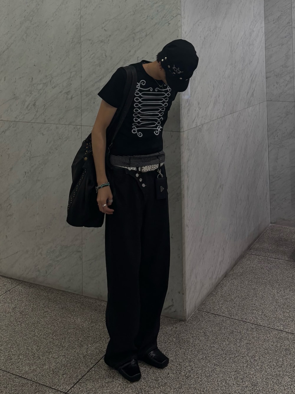その他のTシャツ/カットソー、ブラック系のタンクトップ、ブラック系のローファーを着用したメンズの夏コーディネートの3枚目の写真